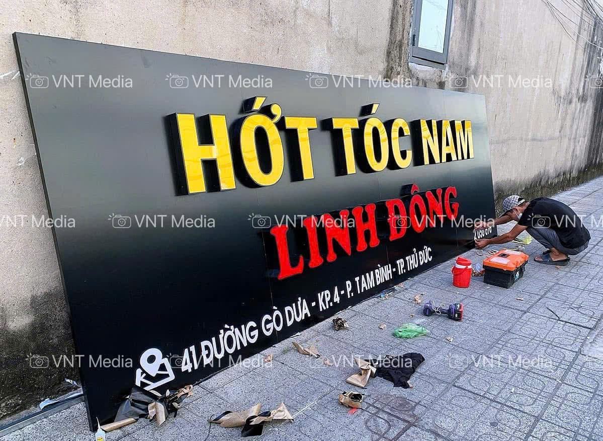 Xưởng sản xuất VNT Media với máy CNC, Laser, UV hiện đại